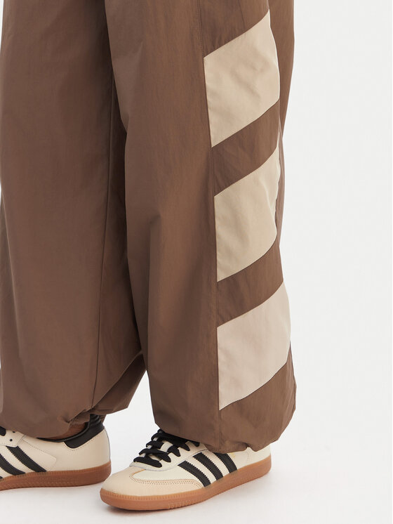 adidas adidas Sportinės kelnės Blocked Washed KD8790 Ruda Loose Fit