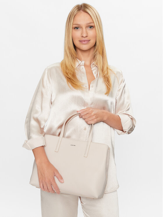 Calvin Klein Calvin Klein Soma Ck Must Tote Md K60K610925 Écru
