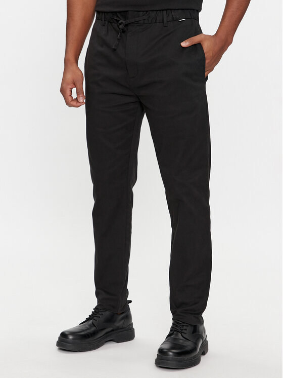 Calvin Klein Čino bikses Modern K10K112383 Melns Tapered Fit