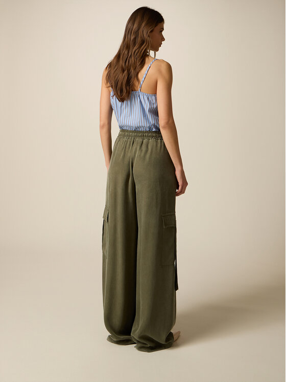 Oltre Oltre Pantaloni di tessuto P007J002659N035 Verde Baggy Fit