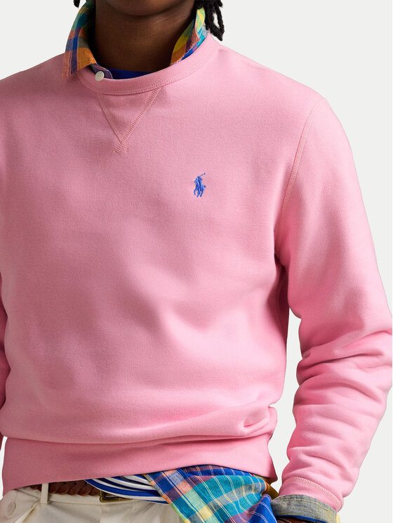 Zbliżenie na górną część bluzy na modelu, widok z przodu.