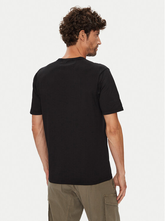 Model odwrócony tyłem, prezentujący tył T-shirtu.