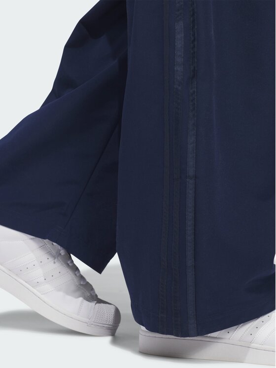 adidas adidas Spodnie materiałowe 167683 Niebieski jasny Loose Fit