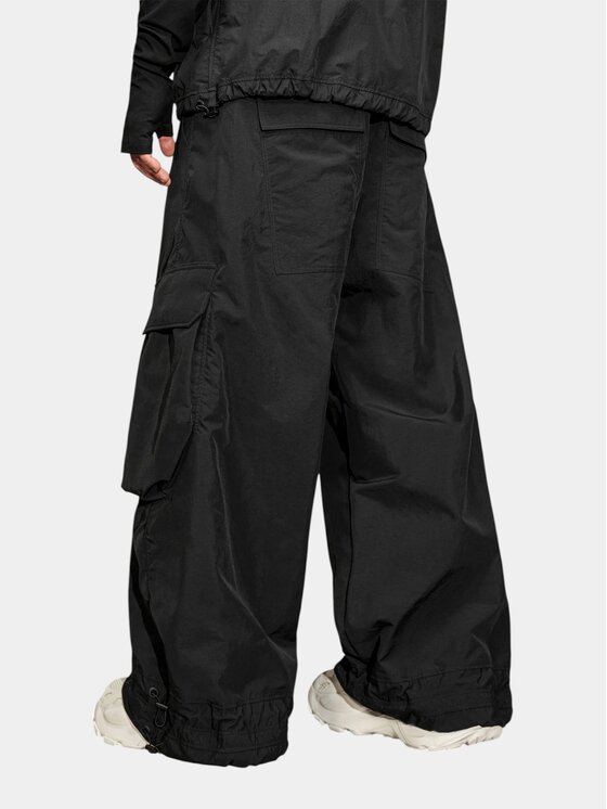 MADE BY SOCIETY MADE BY SOCIETY Spodnie materiałowe KARMA TRACE - P17826 Czarny Basic Fit