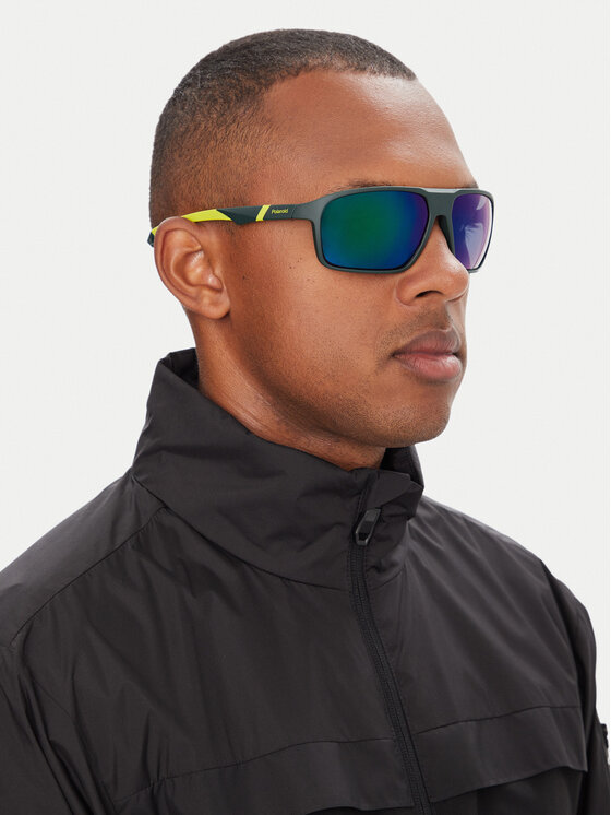 Model prezentuj?cy okulary przeciws?oneczne, widok na twarz z boku.