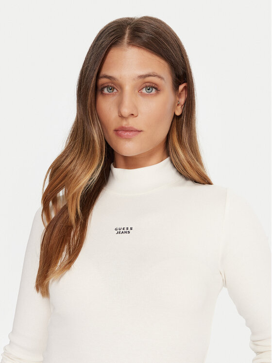 Zbliżenie na górną część sylwetki modelki w bluzce.