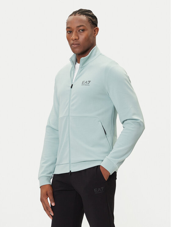 Model w sportowej bluzie, ujęcie sylwetki pod lekkim kątem z przodu.