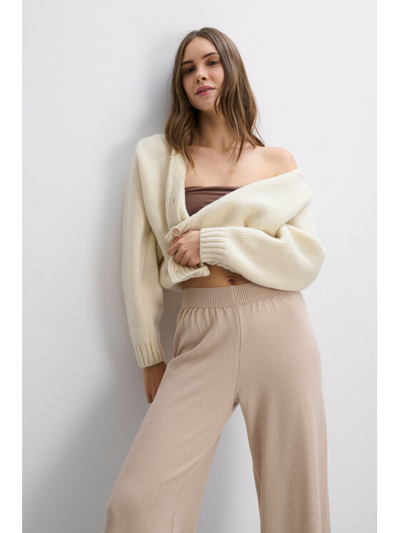 Fobya Fobya Spodnie materiałowe F2118 Beżowy Basic Fit