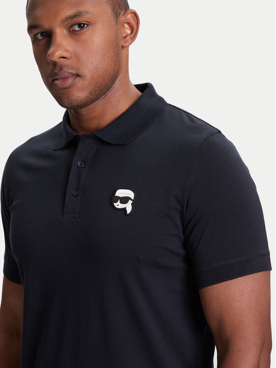 Model w koszulce polo, półprofil, zbliżenie na górną część tułowia.