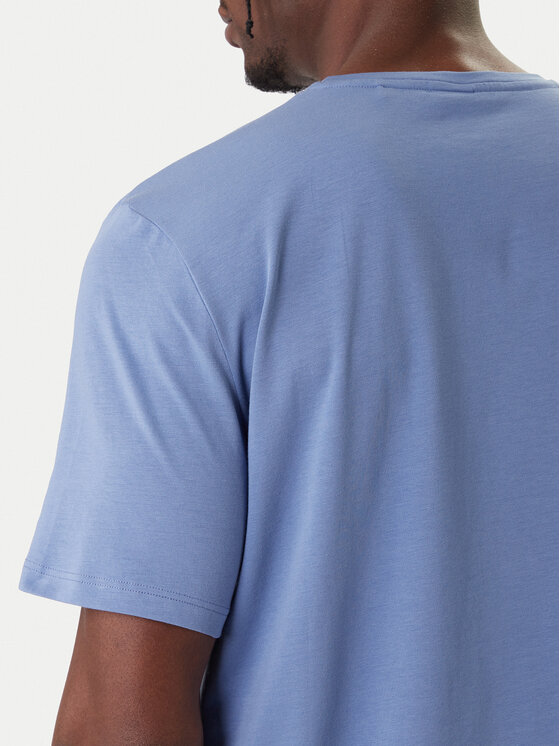 Zbliżenie na tył T-shirtu prezentowanego na modelu.