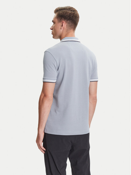 Model w koszulce polo, ujęcie od tyłu, widoczna górna część sylwetki.