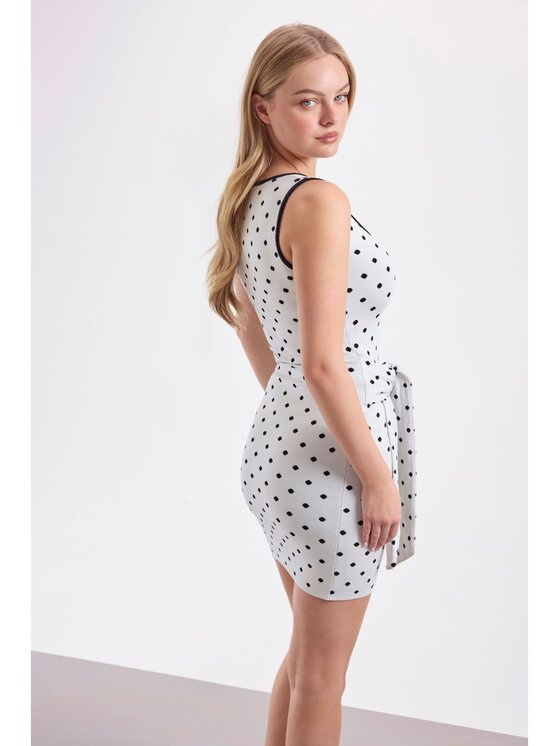 Guess Guess Každodenní šaty 182721 Bílá Classic Fit