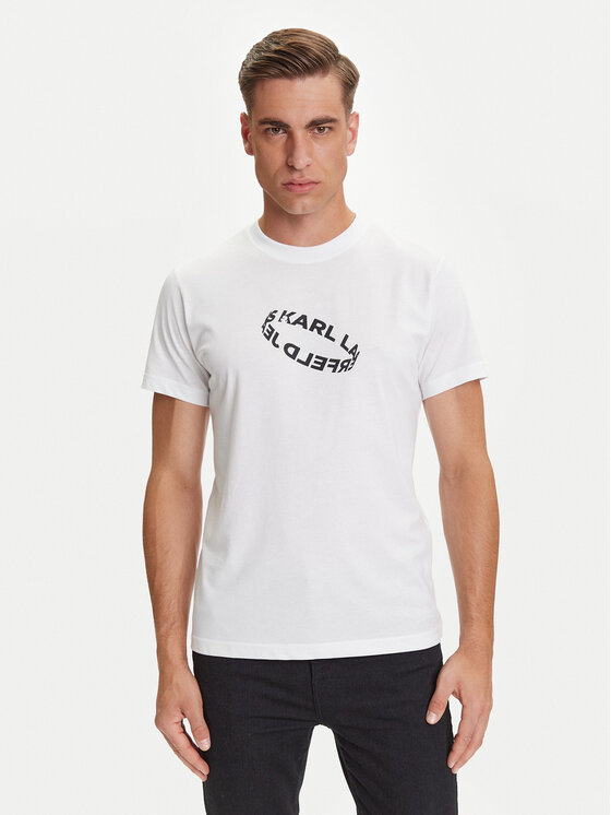 Model stojący przodem, prezentujący T-shirt z krótkim rękawem.