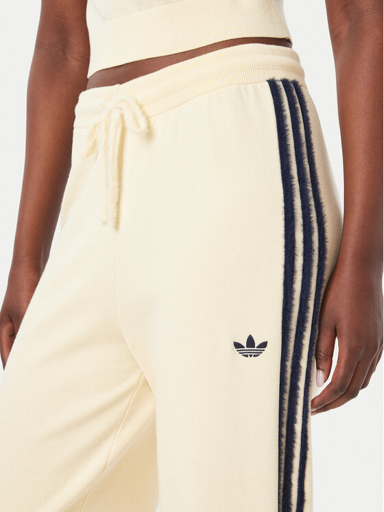 adidas adidas Spodnie dresowe Firebird KS7363 Kremowy Regular Fit
