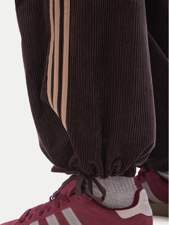 adidas adidas Medžiaginės kelnės Corduroy 3S Cargo KT0064 Ruda Relaxed Fit
