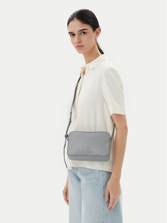 Calvin Klein Calvin Klein Kabelka Embossed Logo Camera Bag K60K612555 Šedá