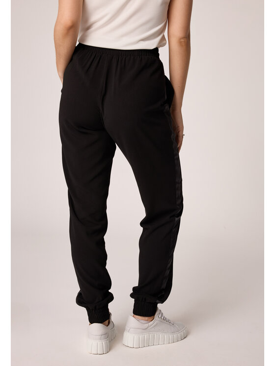 QUIOSQUE QUIOSQUE Joggers kalhoty Quiosque 3NU002299 Černá Regular Fit