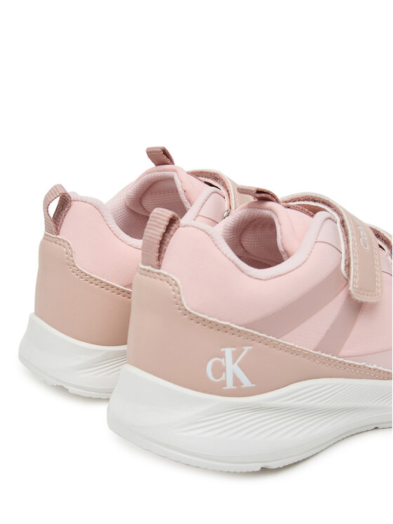 Buty sportowe widoczne pod kątem od tyłu, zbliżenie na zapiętek.