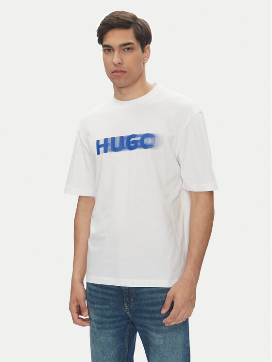 Model prezentujący T-shirt, ujęcie sylwetki od przodu do wysokości ud.