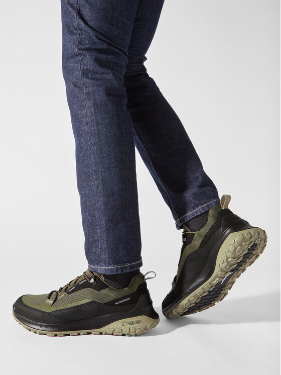 Model prezentujący buty w ruchu, ujęcie na nogi z boku.