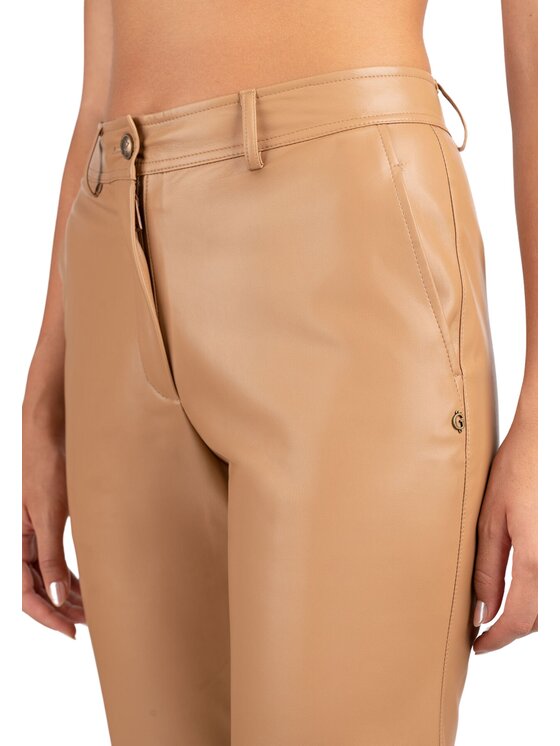 Guess Guess Spodnie z imitacji skóry Pantalone Lia PU Beżowy Regular Fit