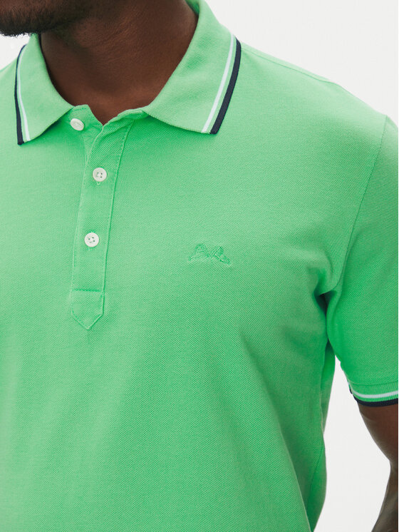 Zbliżenie na górną część koszulki polo, widoczny fragment sylwetki modela.