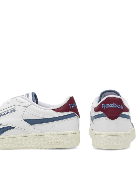 Dwa buty sportowe ustawione obok siebie, uj?cie na ty? cholewek.