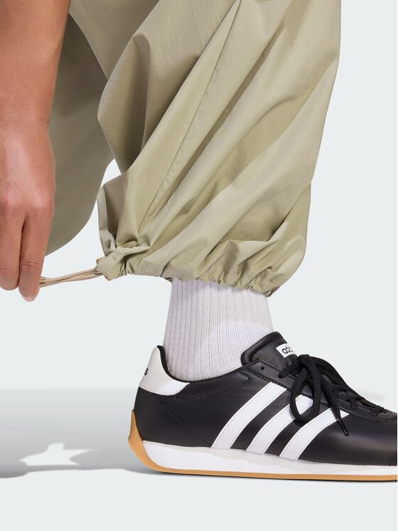 adidas adidas Spodnie materiałowe 158959 Czarny Loose Fit