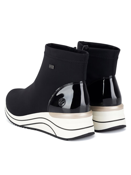 Dwa buty widziane od tyłu pod kątem, widoczna pięta i podeszwa.