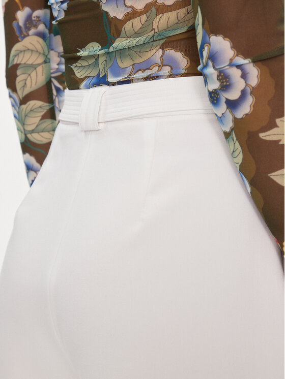 Guess Guess Шорти от плат Valentina W2GD52 WG6X2 Бял Relaxed Fit