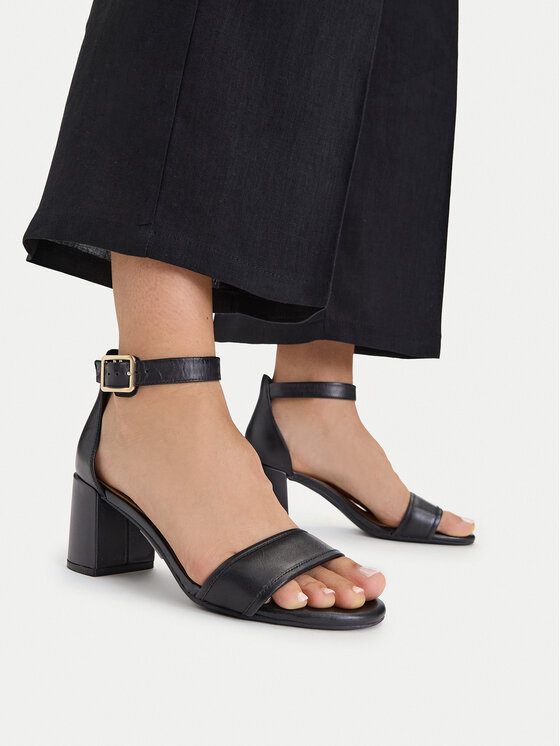 Clarks Sandali Ezoria Mae 26181295 Črna