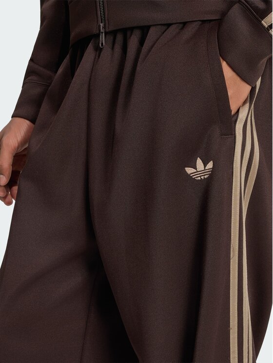adidas adidas Spodnie materiałowe 159018 Brązowy Loose Fit