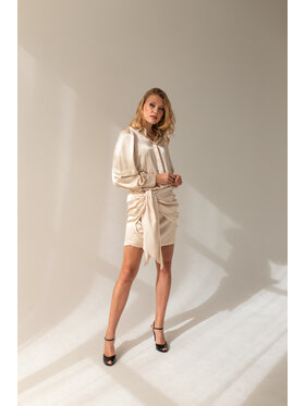 Entelier Entelier Sukienka elegancka wiązana z szarfą Beżowy Comfortable Fit