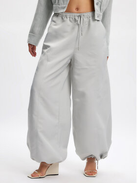 Gestuz Gestuz Hlače iz tkanine 10908112 Siva Relaxed Fit