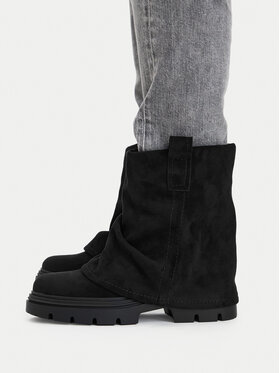 Buty na stopach modelki, widok z boku na wysokości łydki.