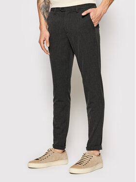 Model prezentujący spodnie, ujęcie sylwetki od pasa w dół.