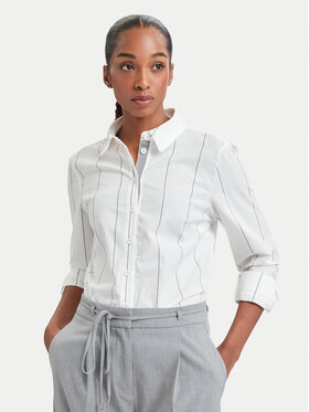 Modelka prezentująca koszulę z długim rękawem, ujęcie sylwetki do góry ud.