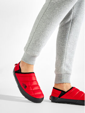Model prezentujący buty na stopach, ujęcie fragmentu nóg w ruchu.