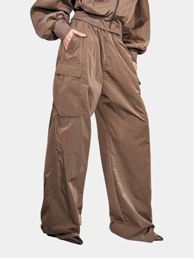 MADE BY SOCIETY MADE BY SOCIETY Spodnie materiałowe Nerelle - P27712 Brązowy Basic Fit
