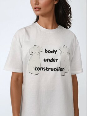 BeShaped BeShaped T-Shirt Body Under Construction Biały Oversize