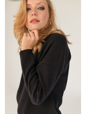 Entelier Entelier Sweter dekolt w serek Czarny Comfortable Fit