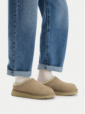 Stopa w bucie, widok na nogi modela i obuwie z boku.