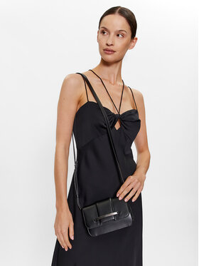 Calvin Klein Ročna Torba Bar Hardware Crossbody K60K610732 Črna