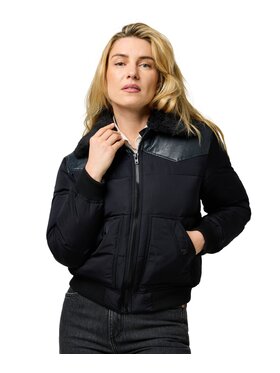 Wrangler Wrangler Kurtka puchowa 112370812 Czarny Regular Fit