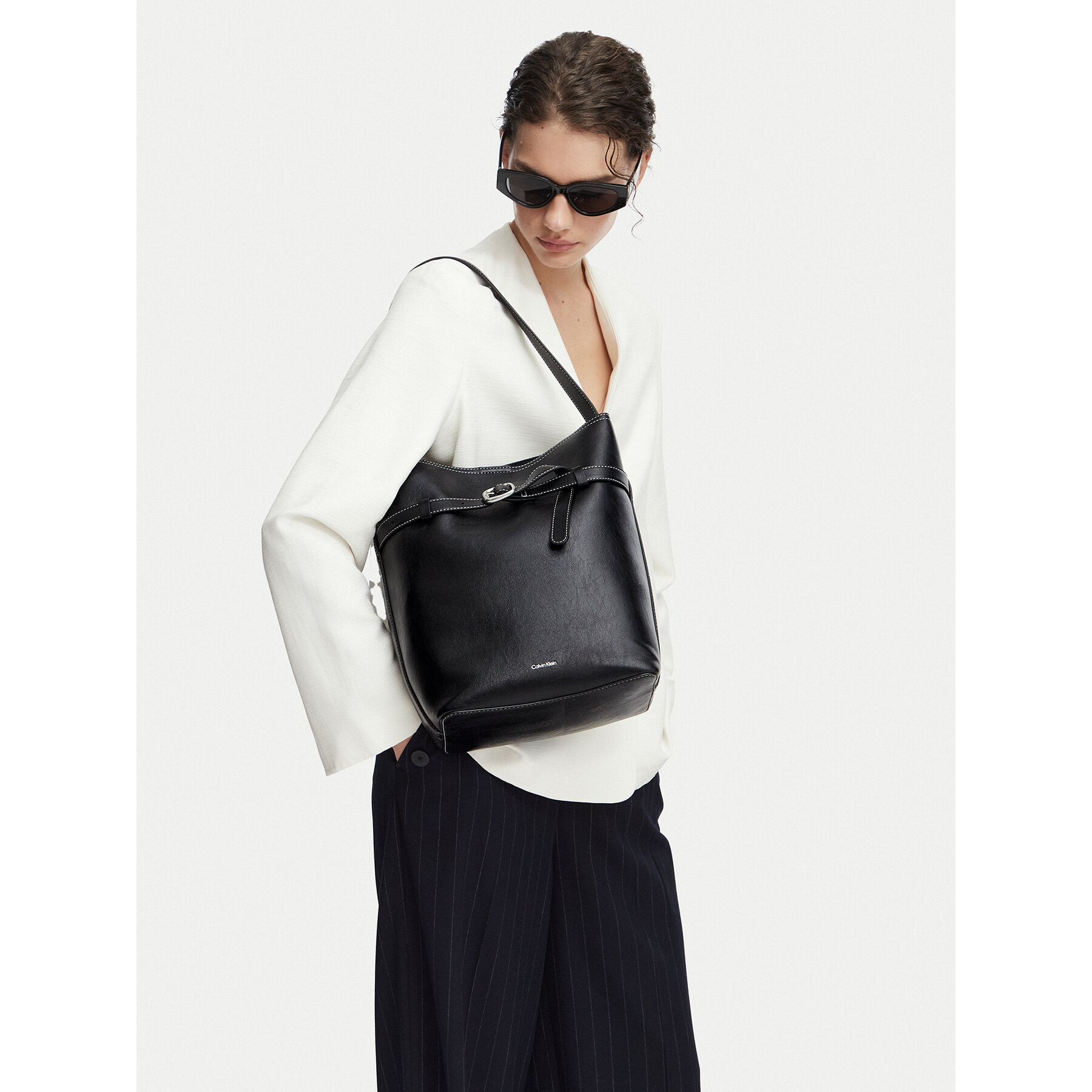 Calvin Klein Torebka Buckle Medium Bucket LV04F3551G Czarny