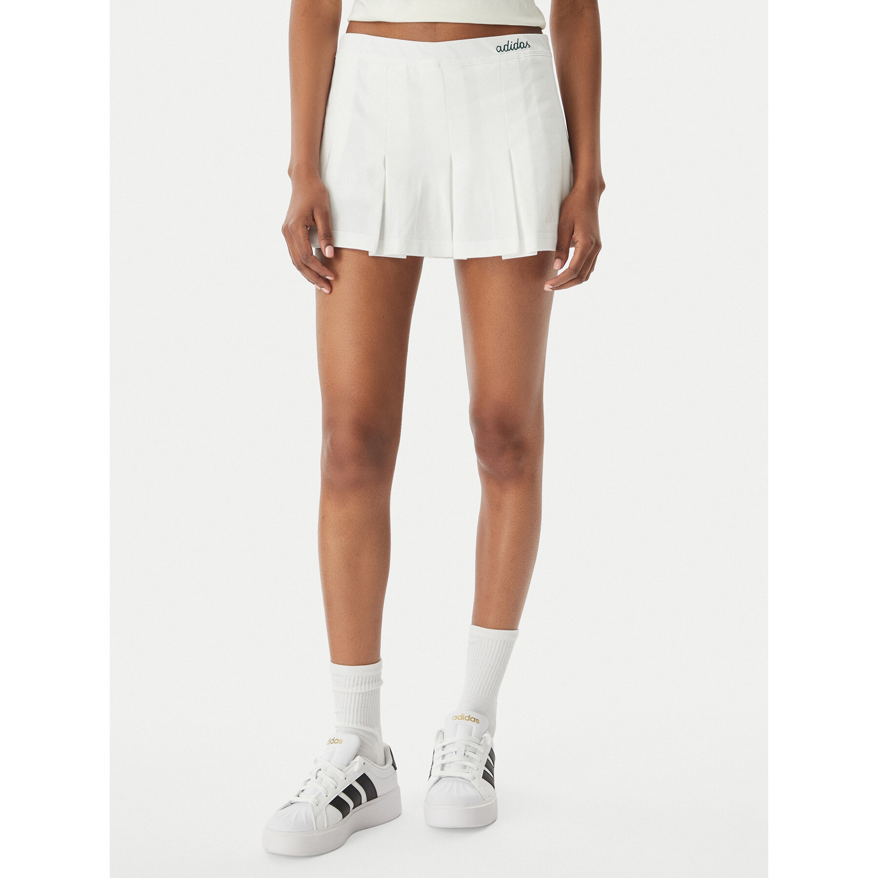 adidas Spódnica plisowana Seasonal Essentials Colorpop JZ0193 Biały Loose Fit
