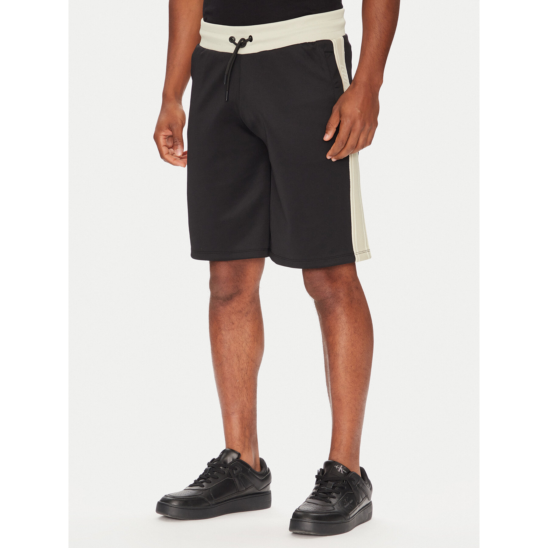 Guess Szorty sportowe Z5YD01 KCRU2 Czarny Regular Fit