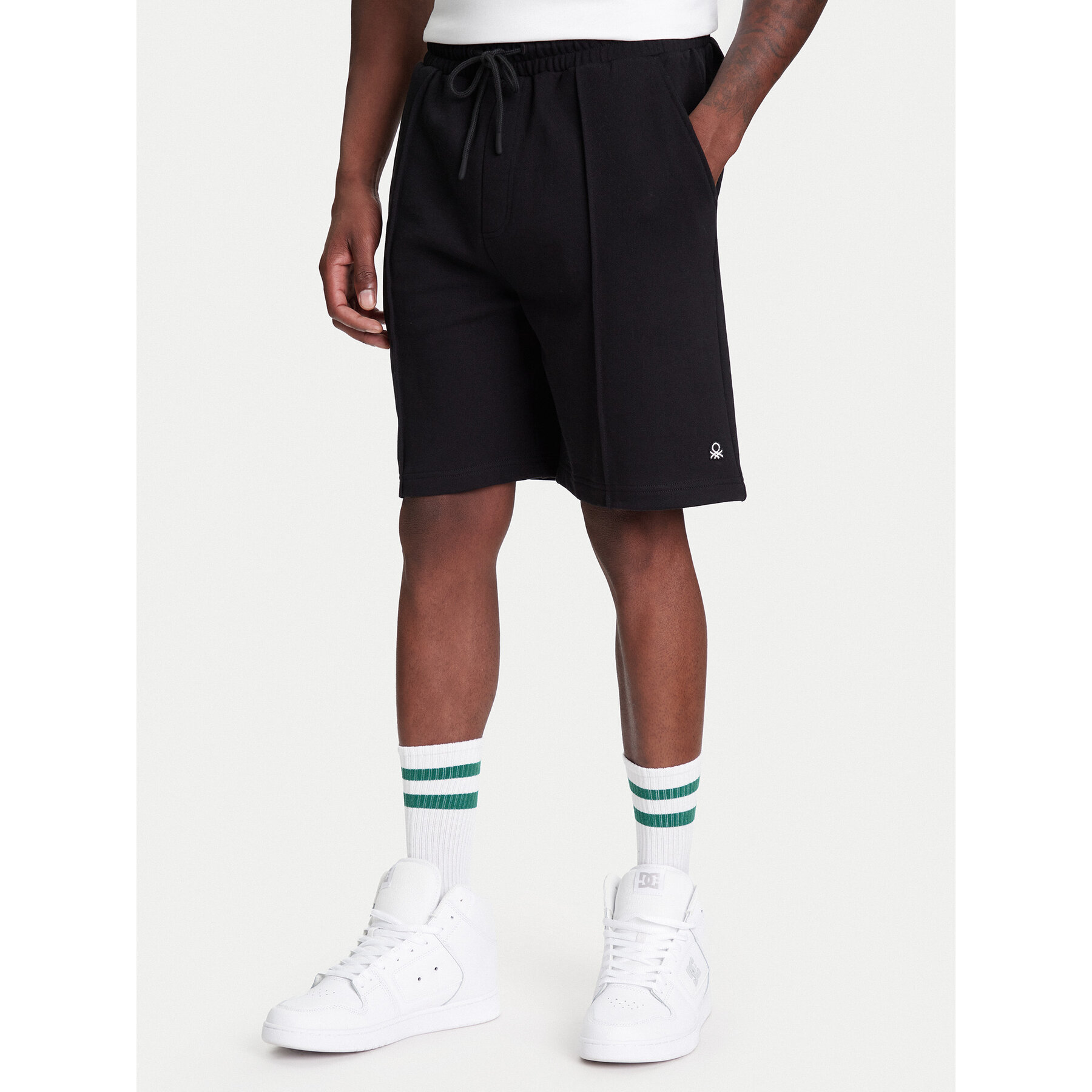 United Colors Of Benetton Szorty sportowe 342ZU900X Czarny Regular Fit