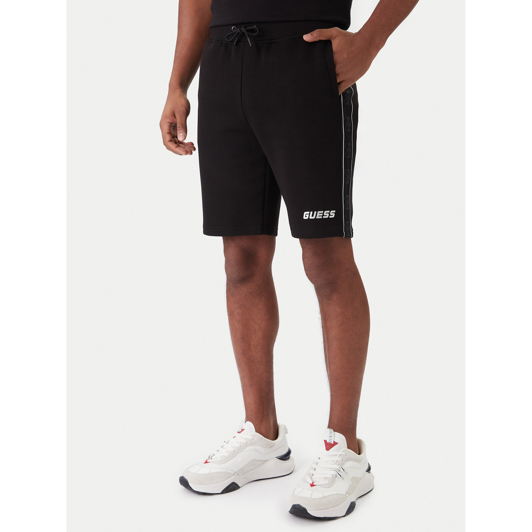 Guess Szorty materiałowe Mickey Z4RD04 KB3P2 Czarny Regular Fit