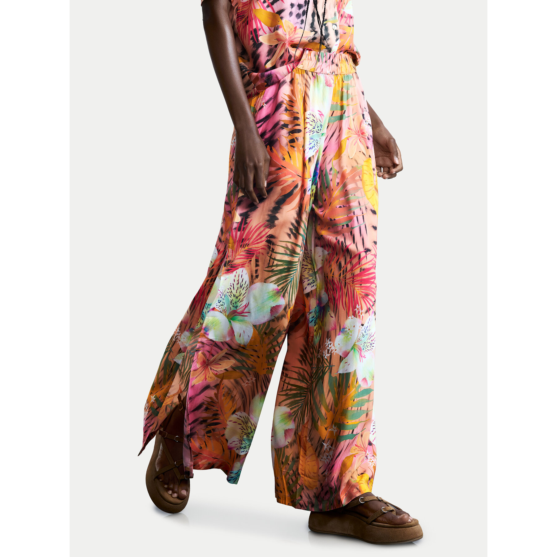 Desigual Spodnie materiałowe Swim Nasau 26SWPW56 Kolorowy Relaxed Fit